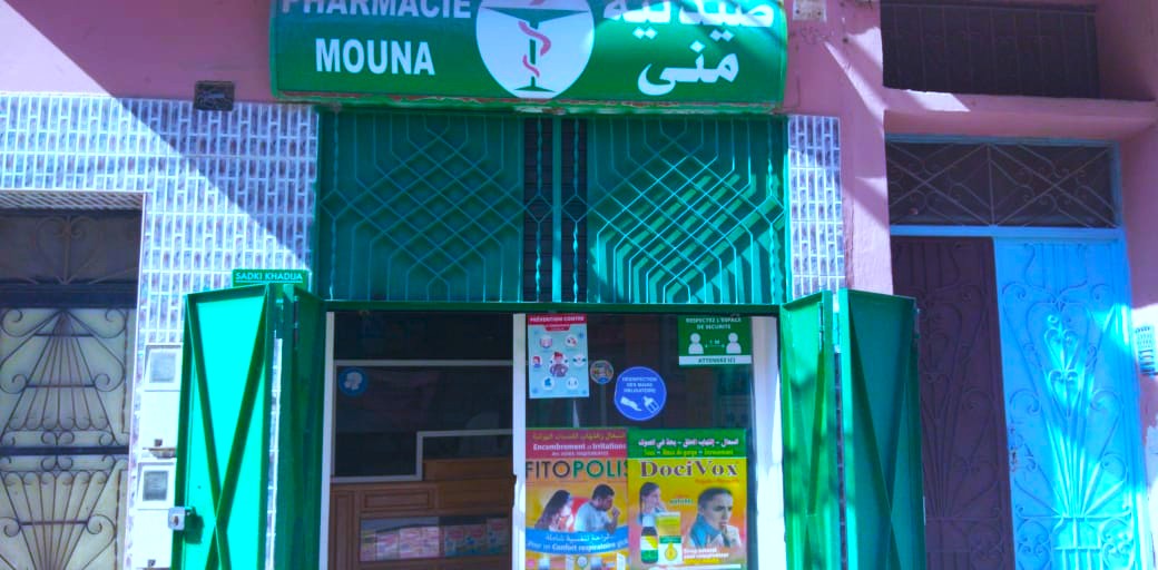 Pharmacie moderne avec étagères de médicaments